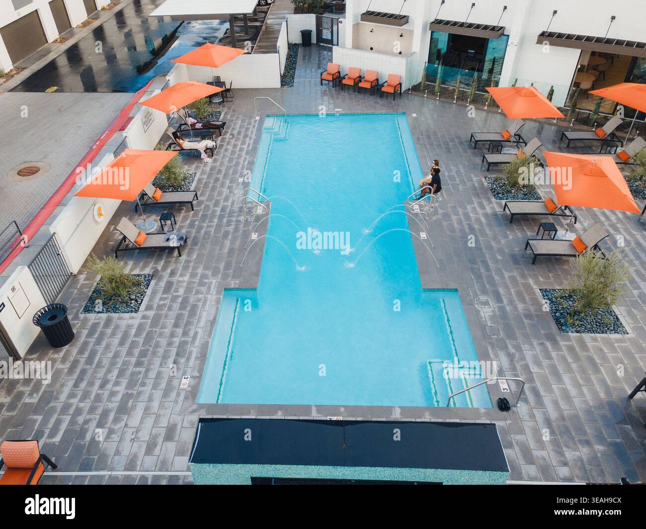 Serena pratica acquatica al mattino presto. Tranquillo ambiente della piscina con allenamento per nuotatori dedicato. Piscina indisturbata al mattino con atleta solitario Foto Stock