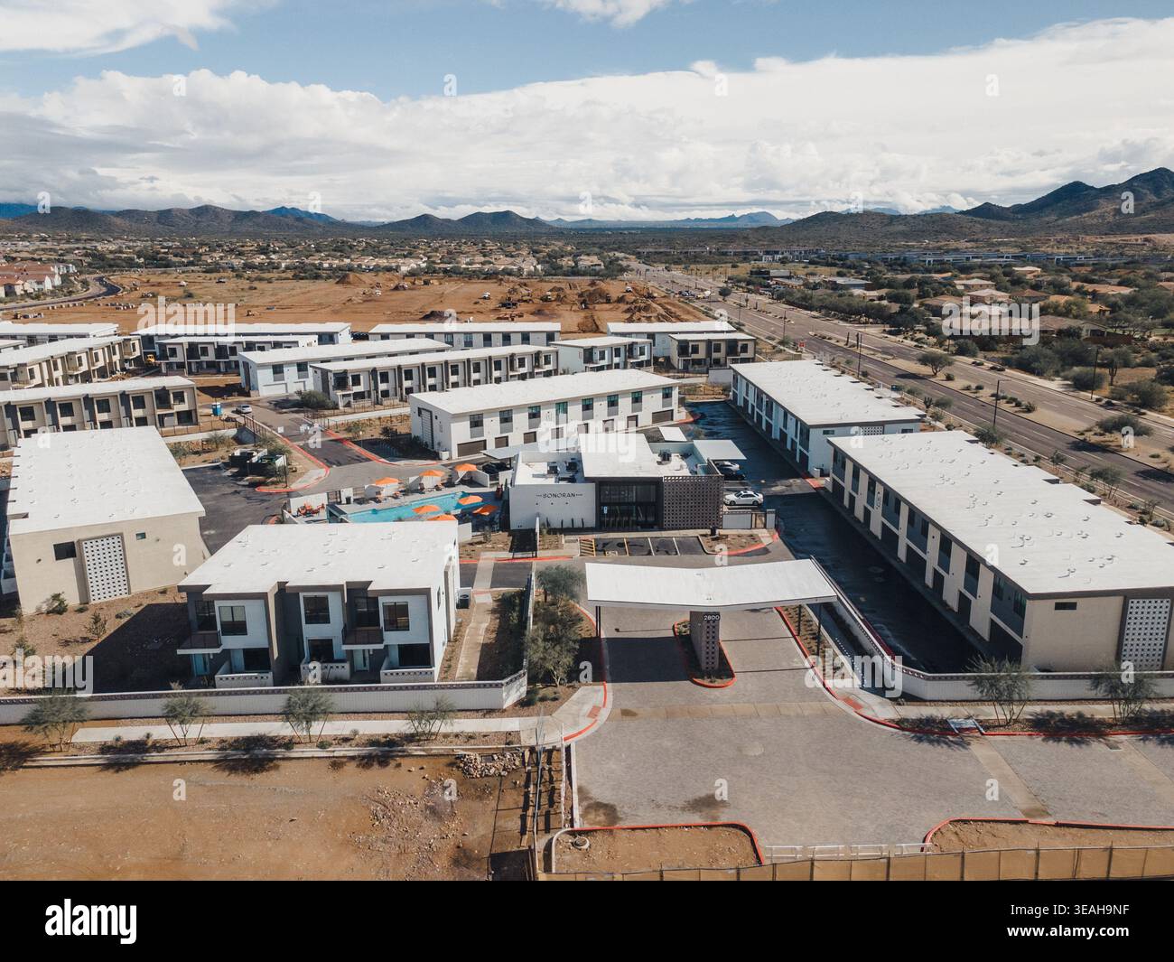 Panorama aziendale contemporaneo. Moderno Business Park con servizi. Elegante complesso di uffici circondato dalla natura. Urban Corporate Grounds Foto Stock