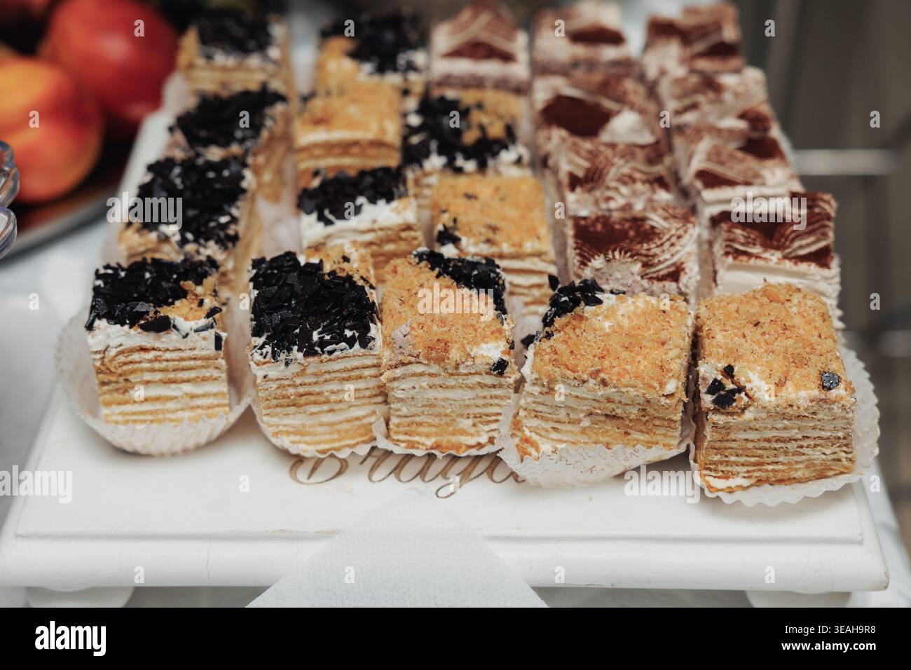 Quadrati di torta a strati di briciole con mirtilli, strati di burro con ripieno di panna e condimento con briciole disposti su display bianco per un comodo brunch o un panificio Foto Stock