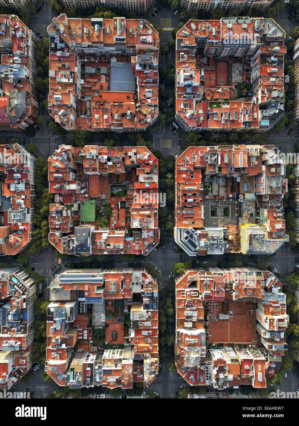 Vista aerea dell'iconico quartiere ottagonale dell'Eixample con tetti rossi e cortili interni a Barcellona, Catalogna, Spagna. Foto Stock