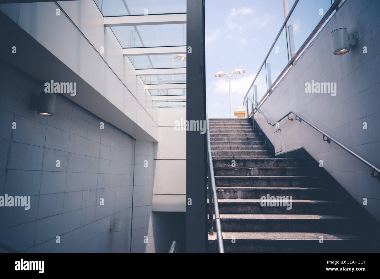 Scala di uscita vuota in cemento nella stazione della metropolitana. Tono vintage. Foto Stock
