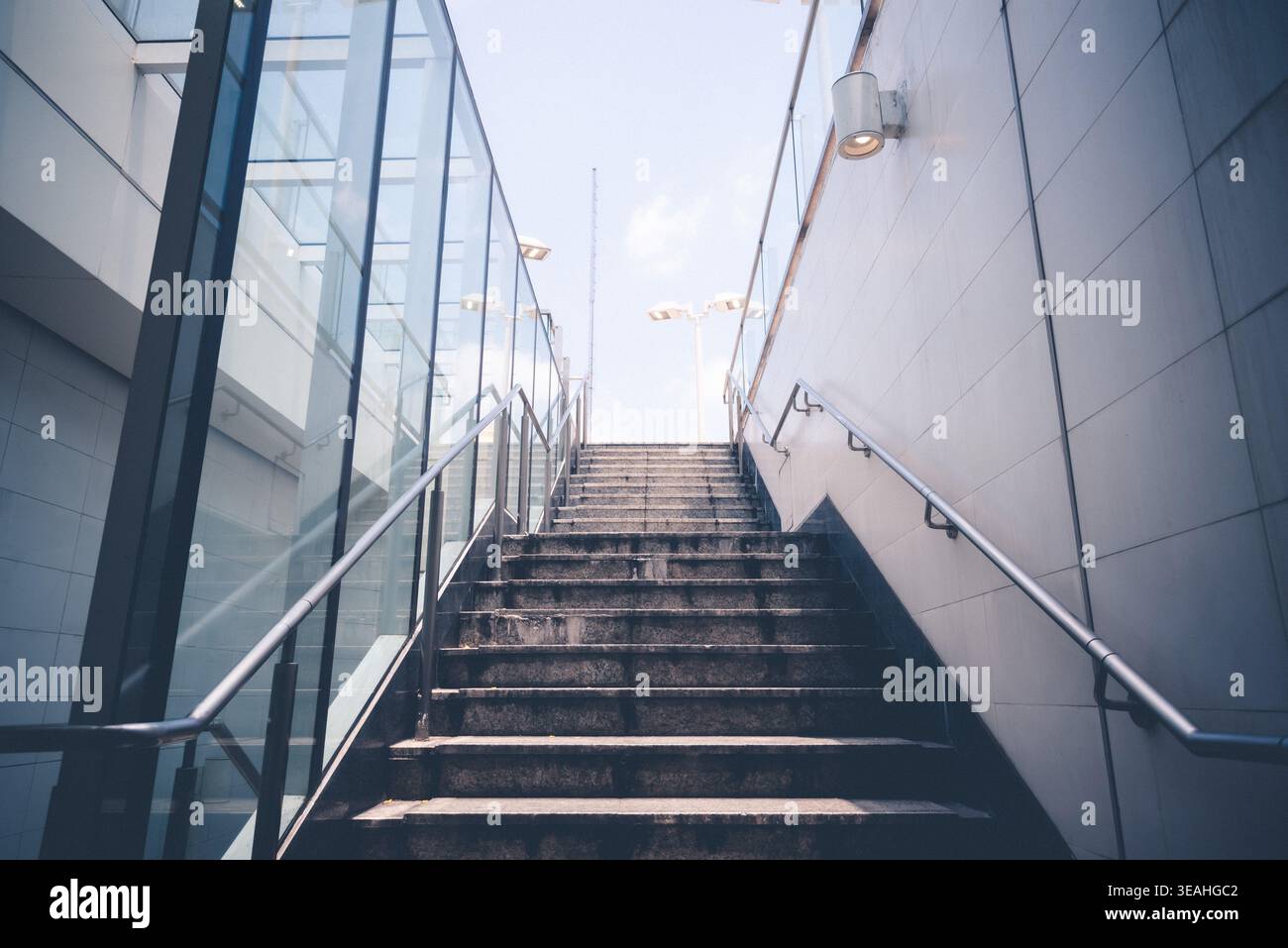 Scala di uscita vuota in cemento nella stazione della metropolitana. Tono vintage. Foto Stock