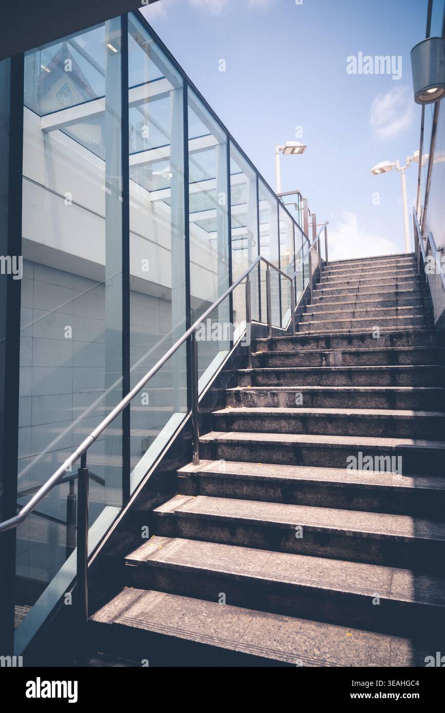 Scala di uscita vuota in cemento nella stazione della metropolitana. Tono vintage. Foto Stock
