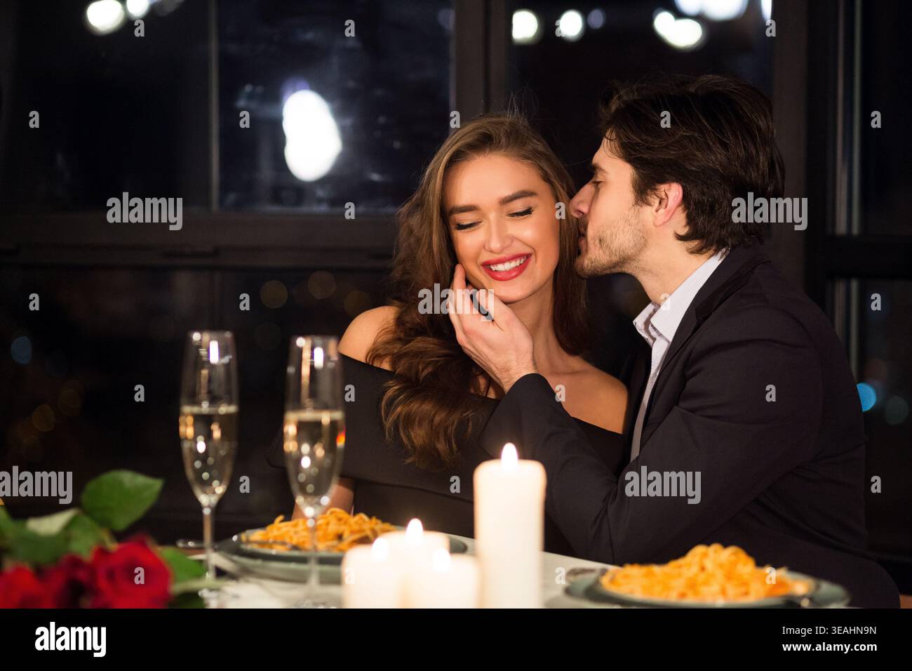 Cena romantica in un accogliente ristorante con una coppia che si gode un momento speciale insieme Foto Stock