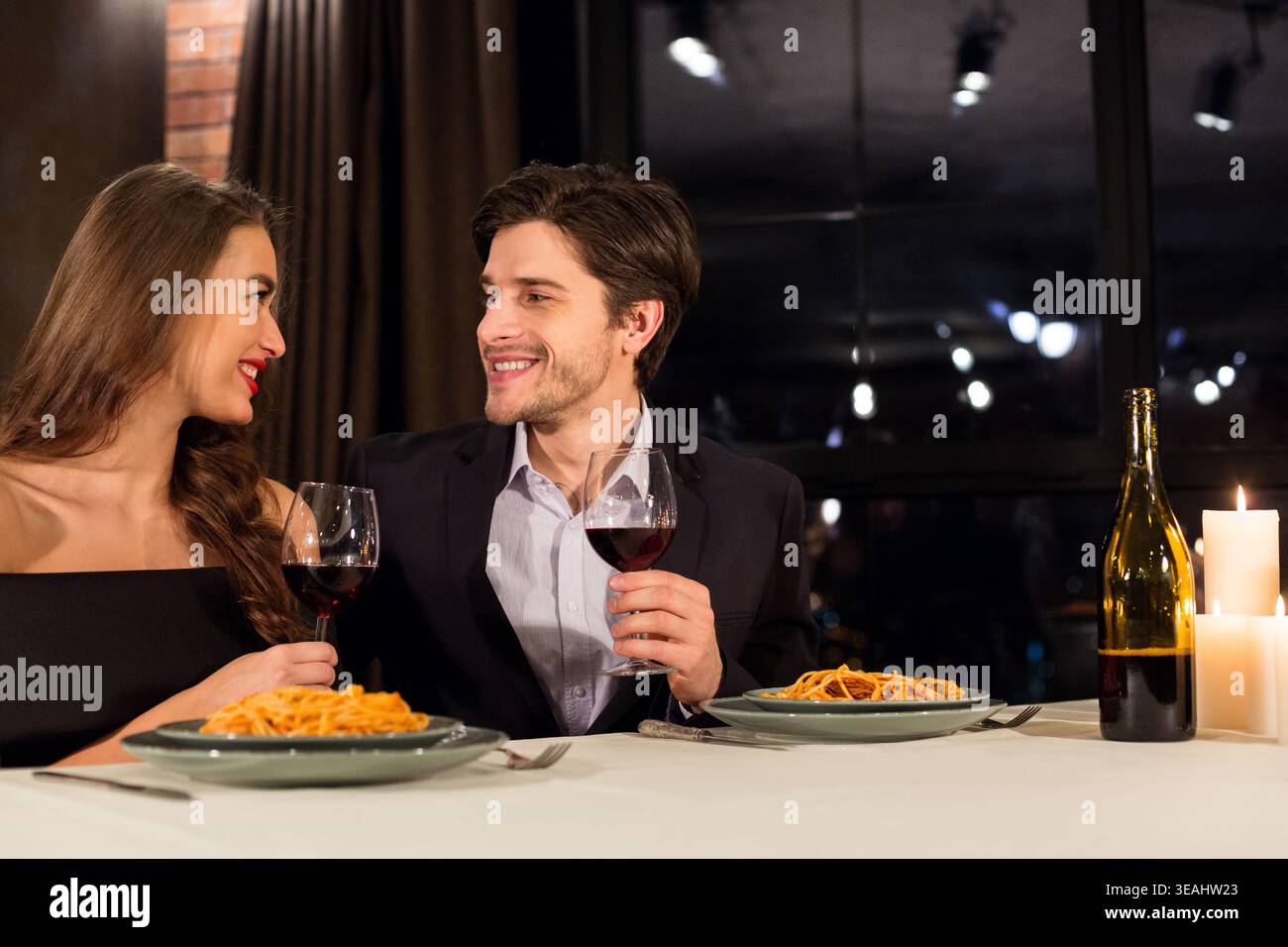 Cena romantica con vino e pasta in un accogliente ambiente del ristorante Foto Stock
