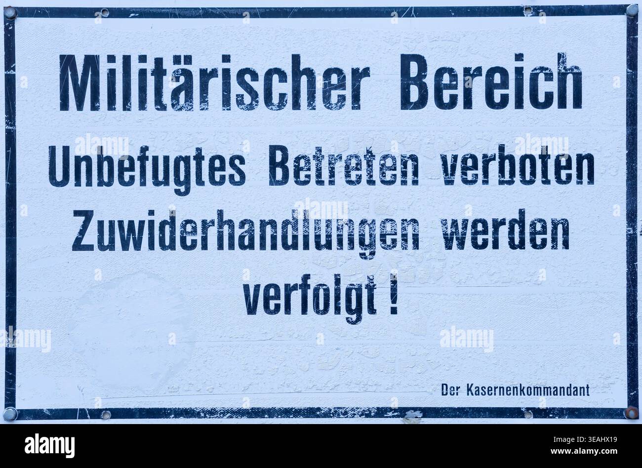 Cartello di avvertimento dell'area riservata ai militari tedeschi con la scritta "Militärischer Bereich - Unbefugtes Betreten verboten" montato presso l'ospedale Bundeswehr di Berlino. Foto Stock