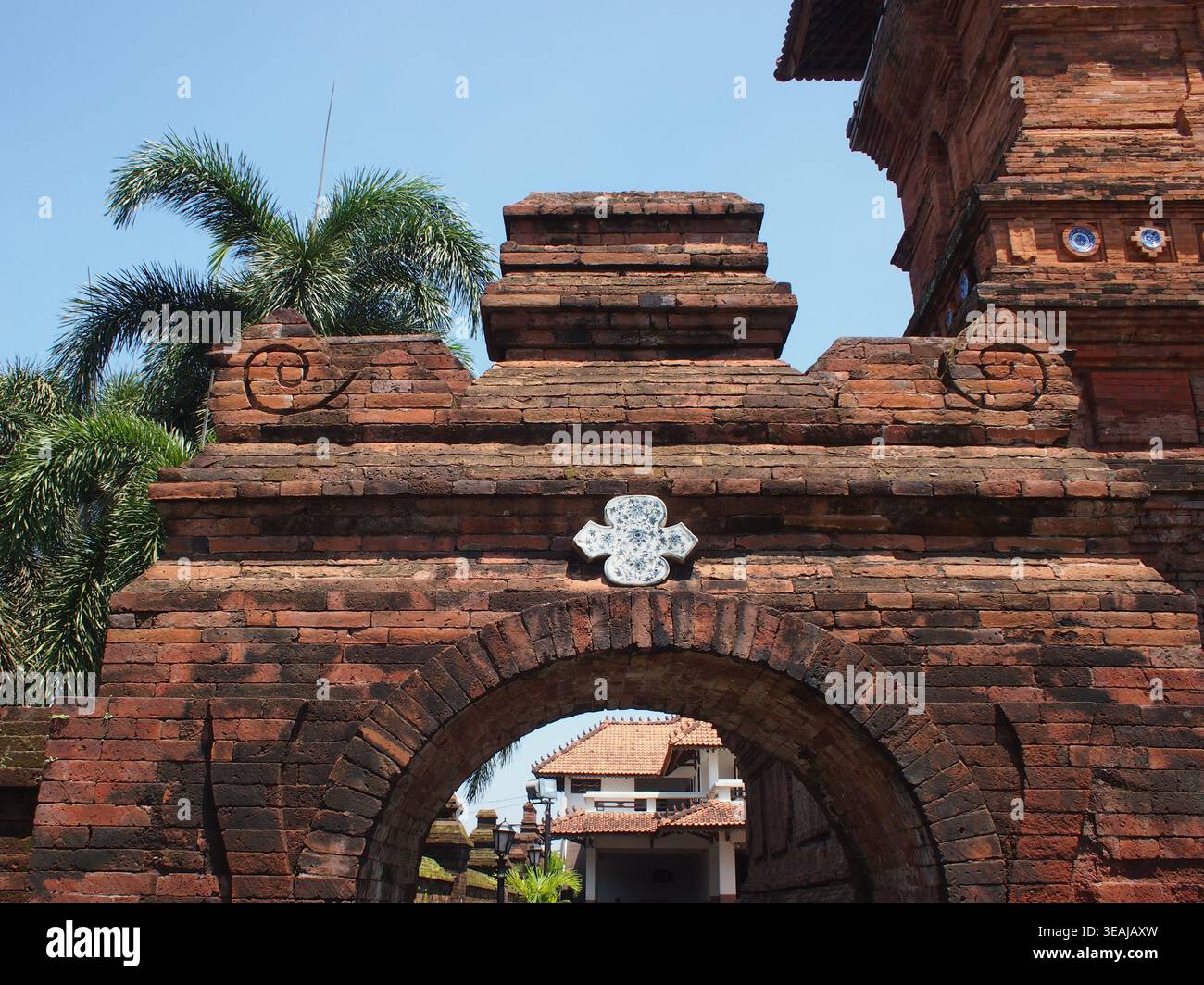 Particolare delle pareti in mattoni con varie forme di ornamenti decorativi in un angolo della Masjid Menara Kudus-al Aqso, Kudus, Giava centrale, Indonesia Foto Stock