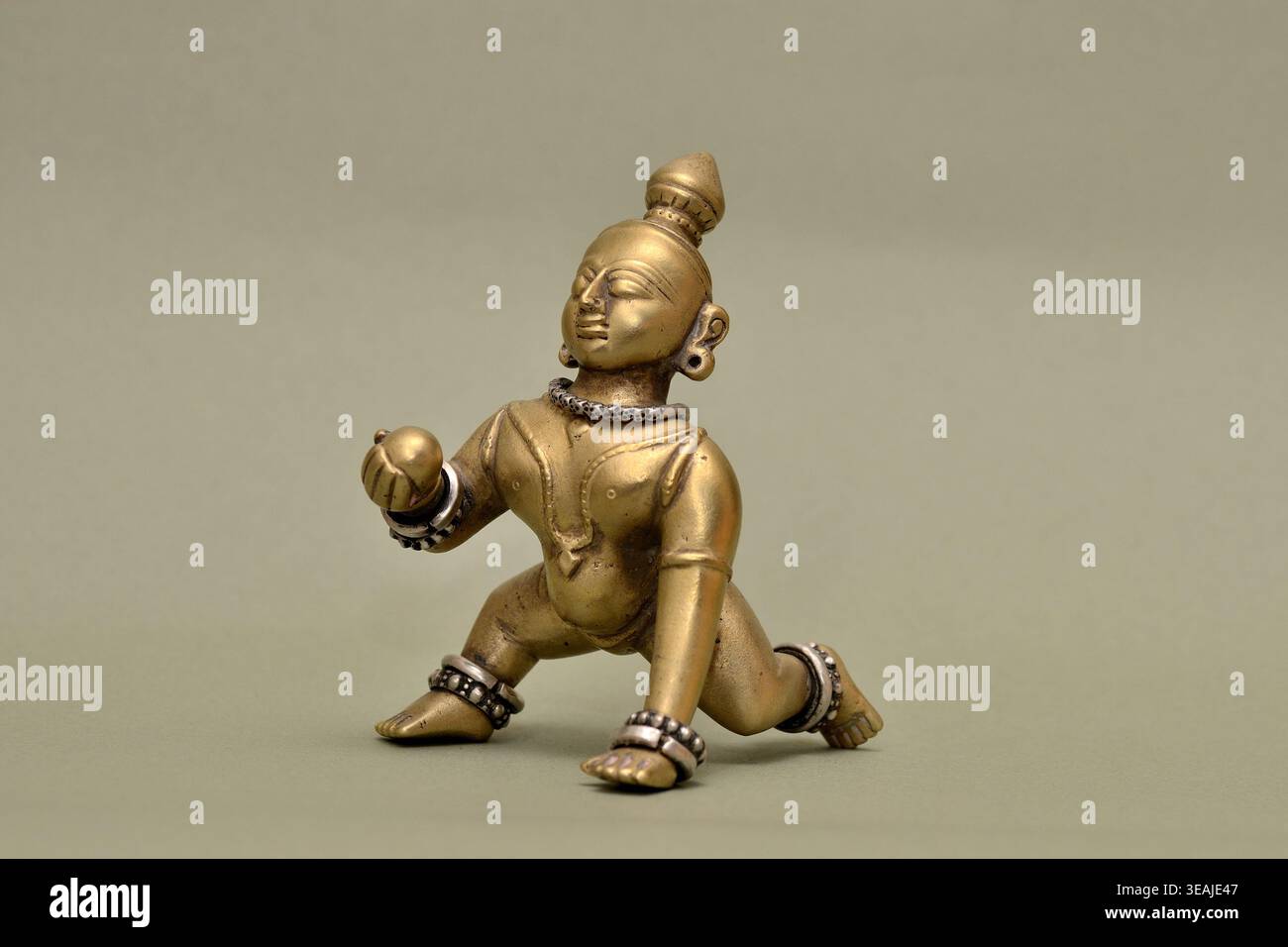 Idoli colorati di Lord Shri Krishna realizzati con materiali diversi Foto Stock