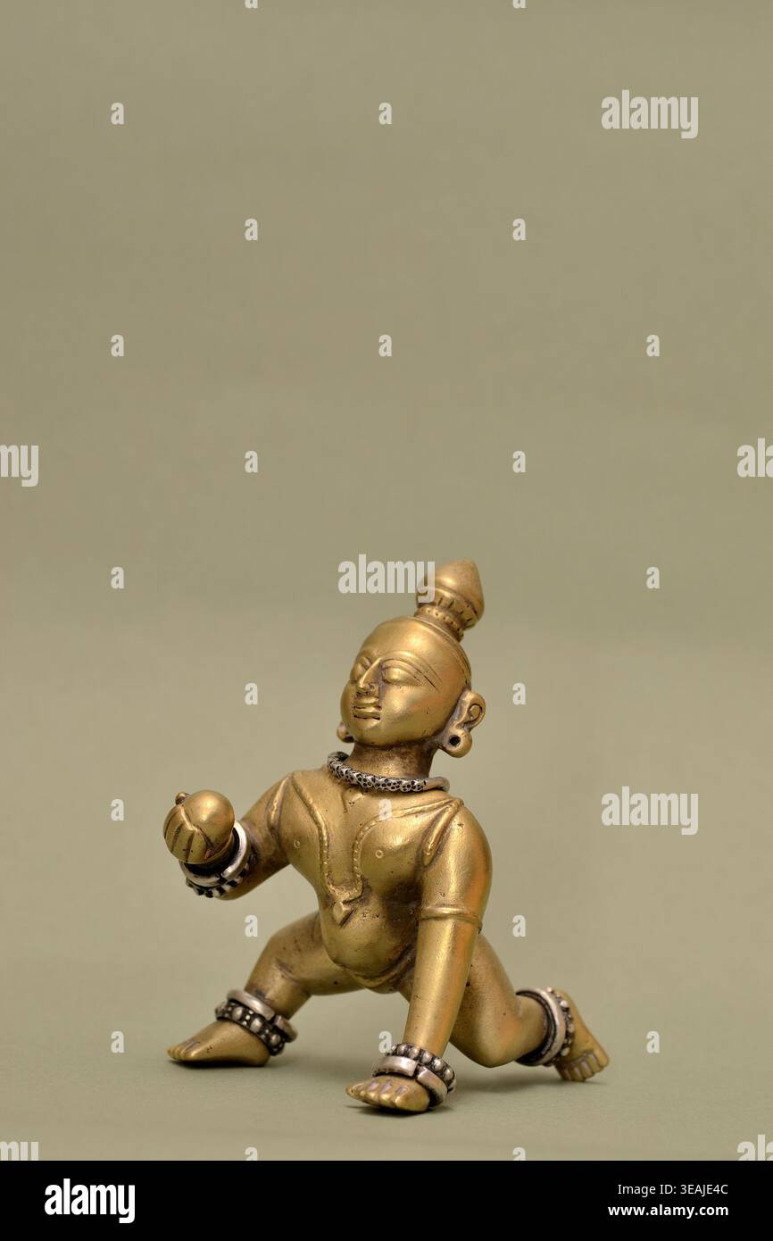 Idoli colorati di Lord Shri Krishna realizzati con materiali diversi Foto Stock