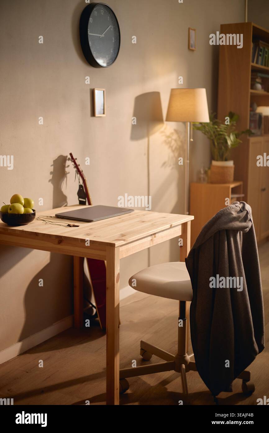 Spazio di lavoro Casa vuoto che rappresenta l'arresto domiciliare e l'isolamento Foto Stock