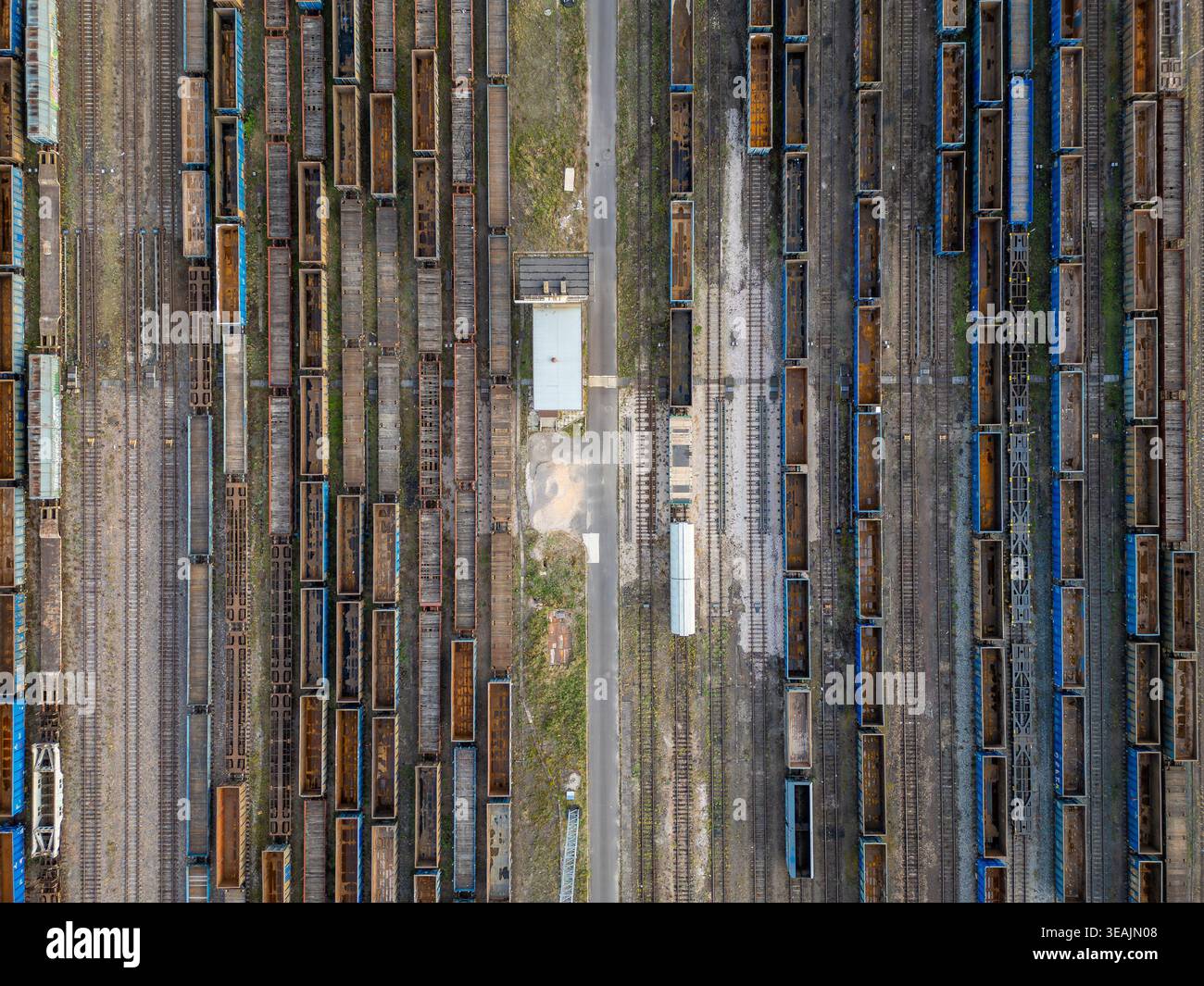 Veduta aerea di file di vagoni merci e container merci su binari ferroviari paralleli presso un terminal logistico a Varsavia, Voivodato della Masovia, P Foto Stock