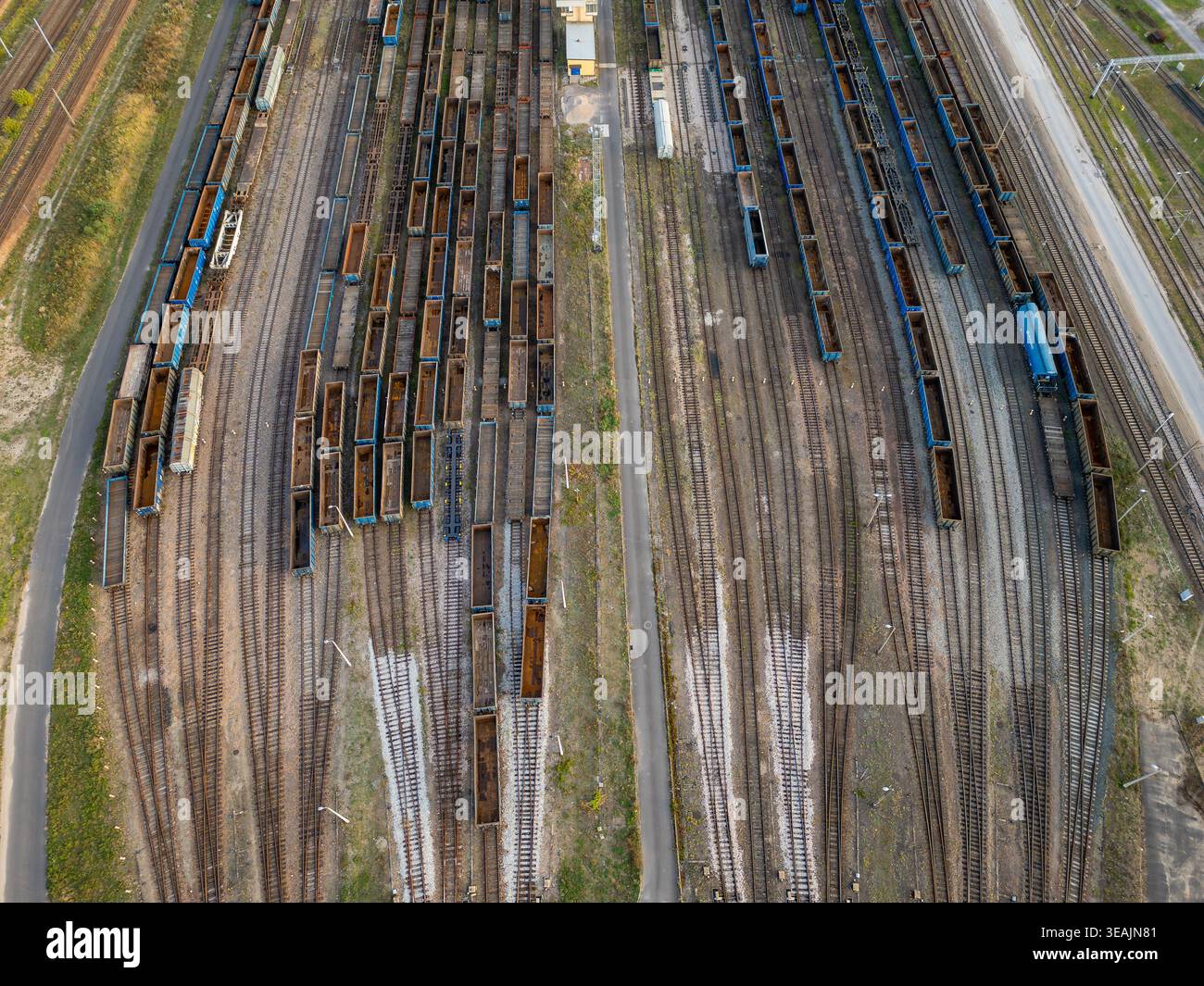 Veduta aerea di un grande scalo merci ferroviario con numerosi carri merci parcheggiati su binari paralleli a Varsavia, Voivodato della Masovia, Polonia. Foto Stock