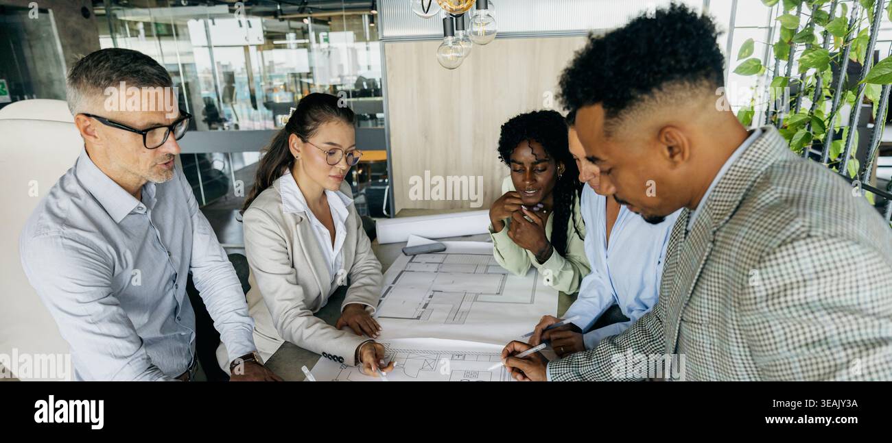 Revisione del contratto di squadra multirazziale prima di firmare bianco, nero, asiatico Foto Stock
