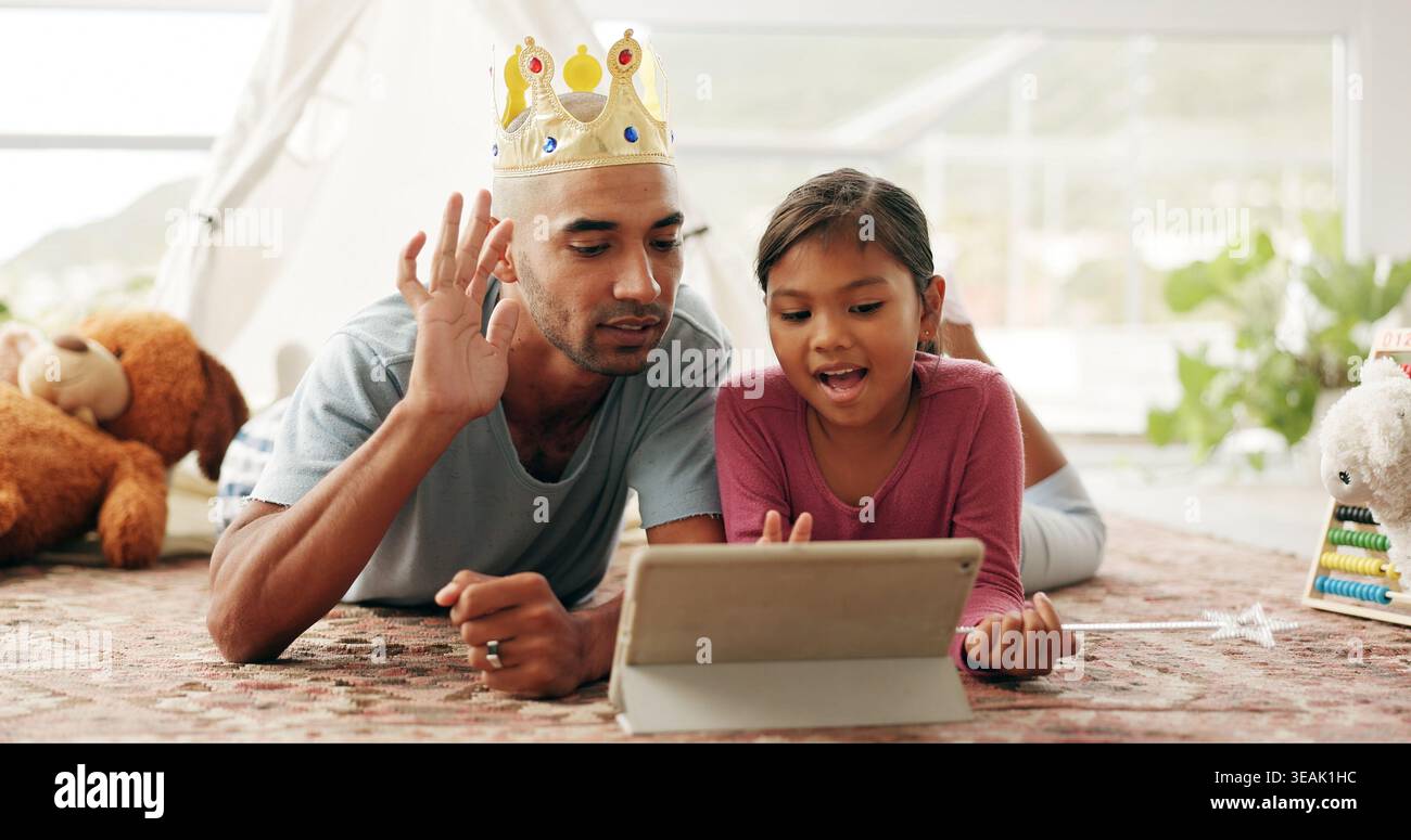 Costume, visione e padre con la ragazza, tablet per giochi educativi o abbonamento per l'intrattenimento. Casa, papà o figlia con tecnologia per online Foto Stock