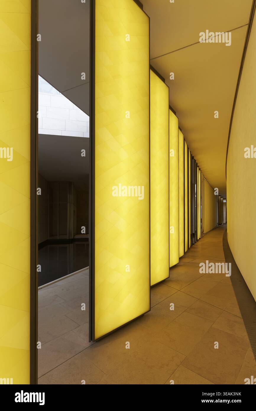 Fondazione Louis Vuitton museo privato, installazione Inside He Horizon di Olafur Eliasson, colonne a specchio gialle, Bois de Boulogne, Parigi, Francia Foto Stock