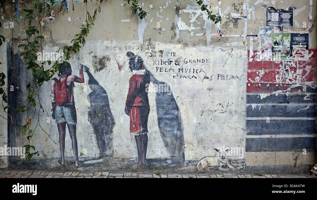 Due persone e un cane come sagome su una parete colorata piena di graffiti, "Pela musica", Ribeira grande, Santo Antao, Cabo Verde, capo Verde, Capo Verd Foto Stock