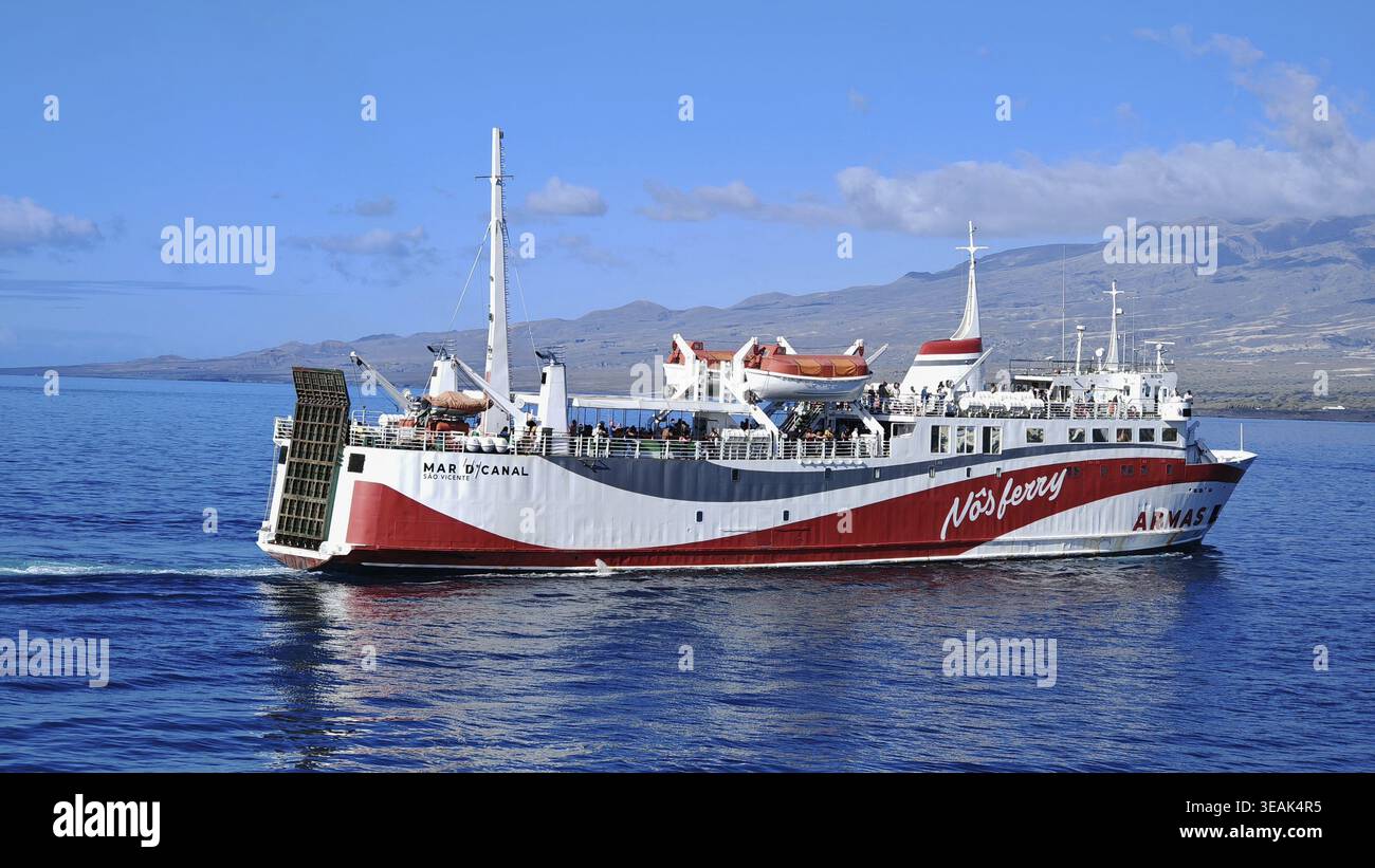 Traghetto grande, nos Ferry, sulla strada per Santo Antao, con montagne sullo sfondo, cielo blu, Mindelo, Sao Vicente, Cabo Verde, capo Verde, Capo Verde Foto Stock