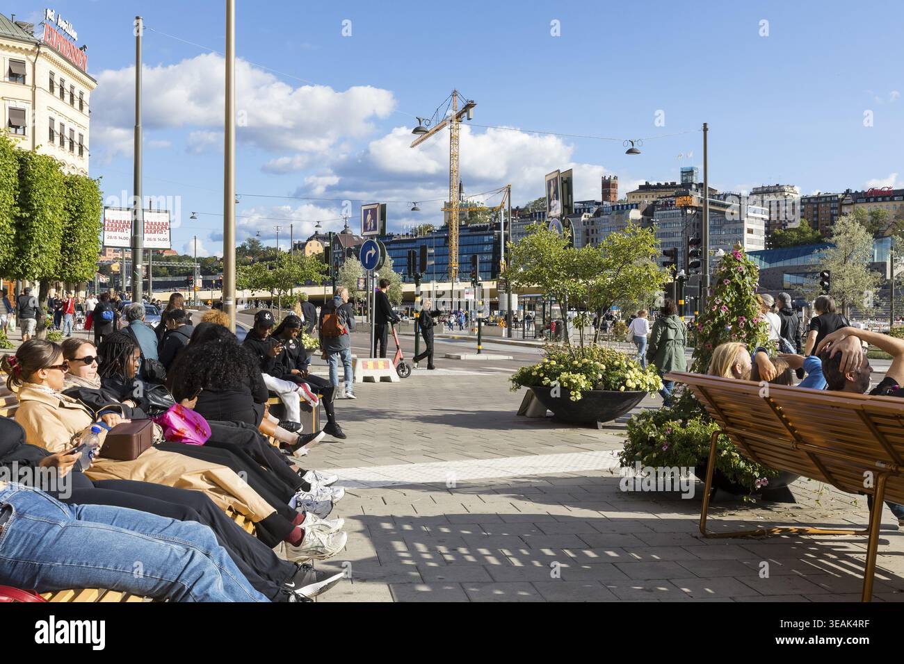 Panchine reclinabili nella città vecchia vicino a Slussen Lock, un centro di trasporto nel centro di Stoccolma, Svezia Foto Stock