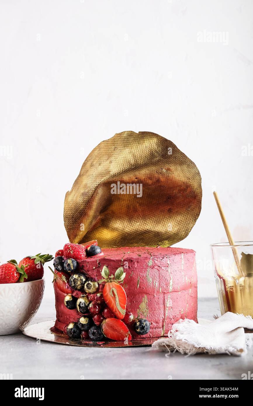 Presentazione di torta in stile rustico con glassa testurizzata e decorazioni commestibili naturali per le occasioni di festa Foto Stock