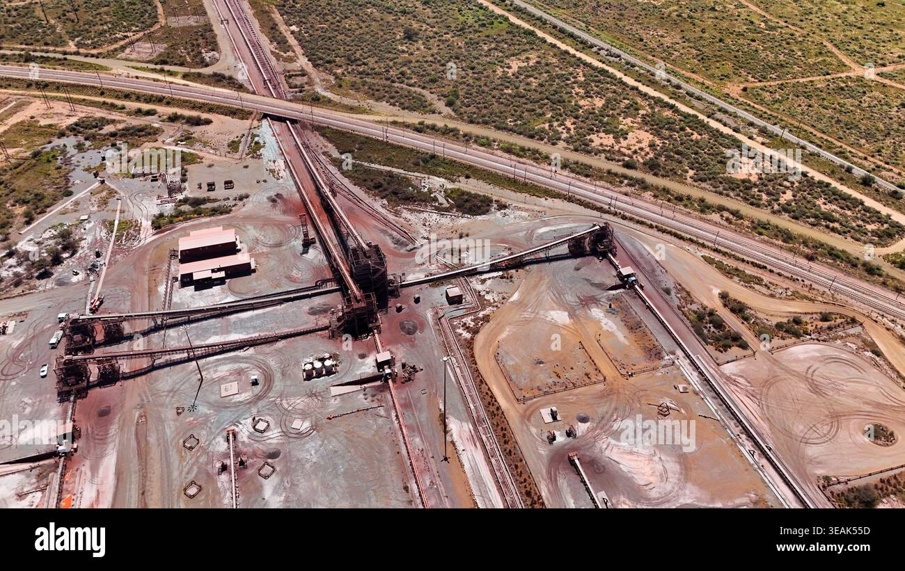 Veduta aerea di un vasto complesso industriale con la sua terra di colore ruggine che contrasta con la vegetazione sparsa, Rustenburg, nord-ovest, sud Foto Stock