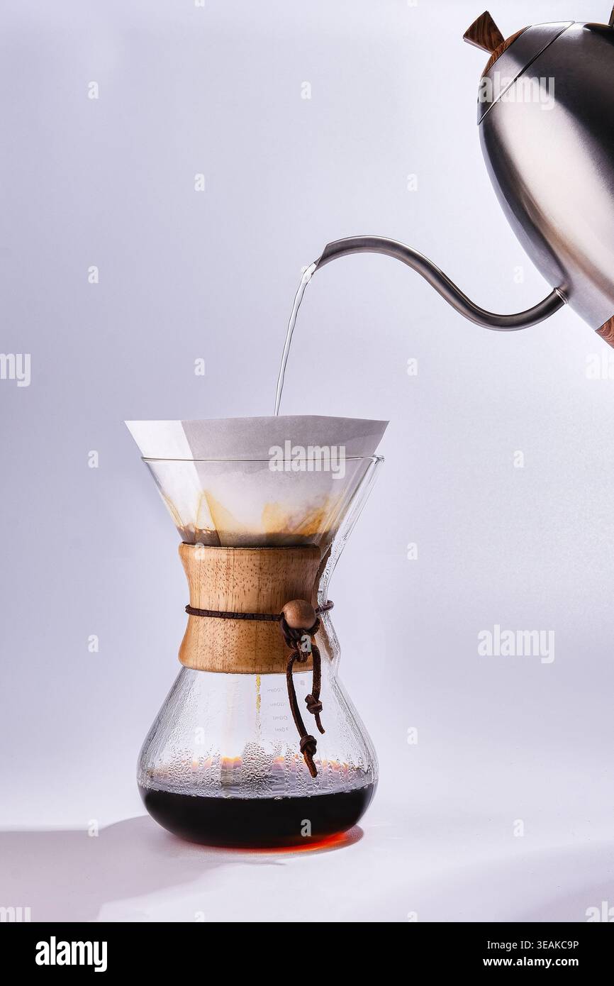 Elegante processo di preparazione manuale del caffè. Meticoloso versamento Chemex con cura artigianale Foto Stock
