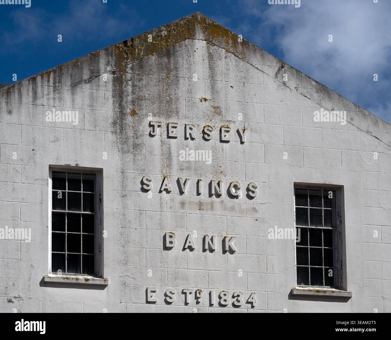 ST HELIER, JERSEY, CHANNEL ISLANDS - 18 APRILE 2026: Vecchio cartello per Jersey Savings Bank in costruzione Foto Stock