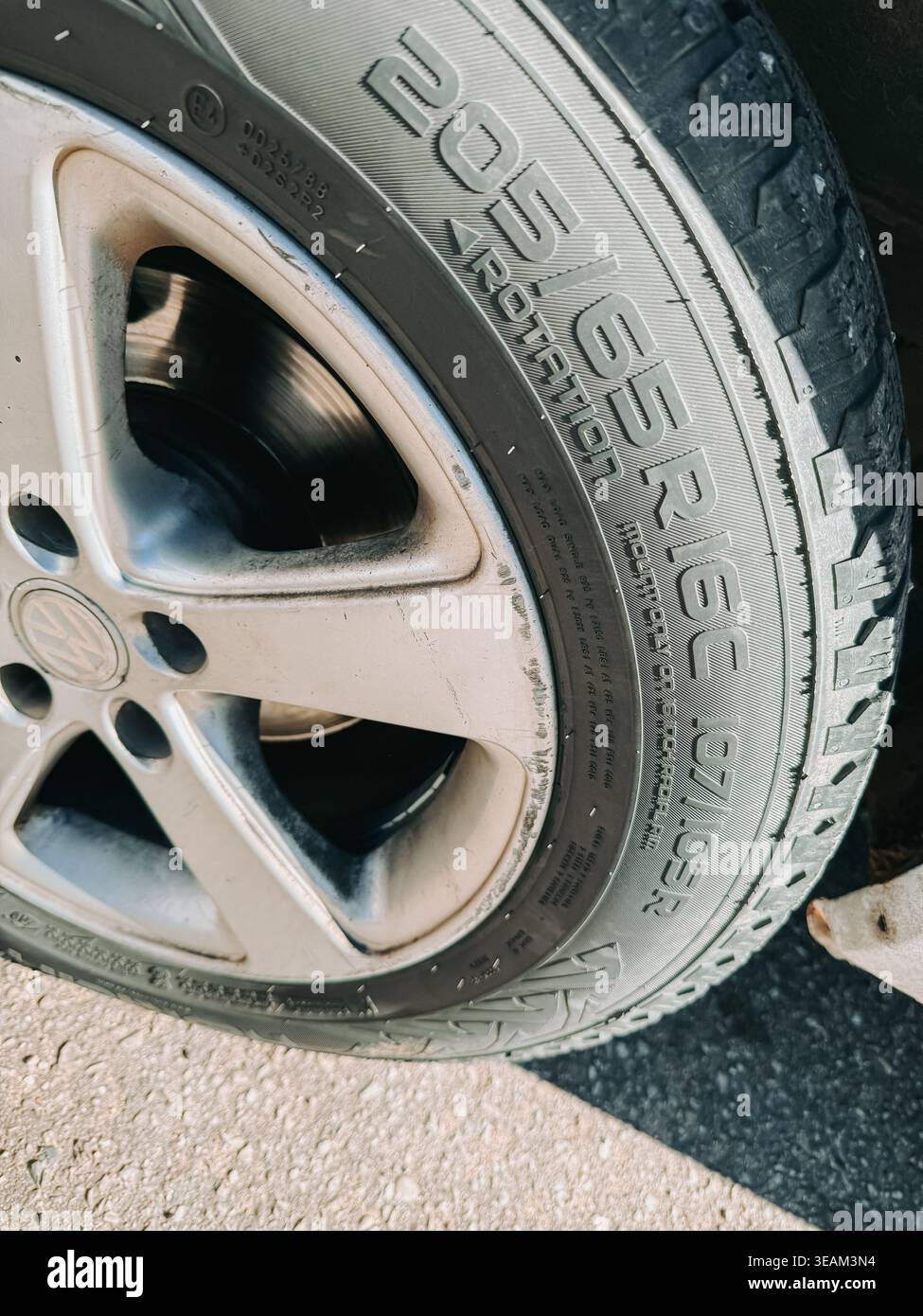 Riga, Lettonia - 22 aprile 2026: Primo piano dettagliato di uno pneumatico montato su un cerchio in lega, che mostra lo schema del battistrada e il disco del freno. Ideale per il settore automobilistico, m Foto Stock