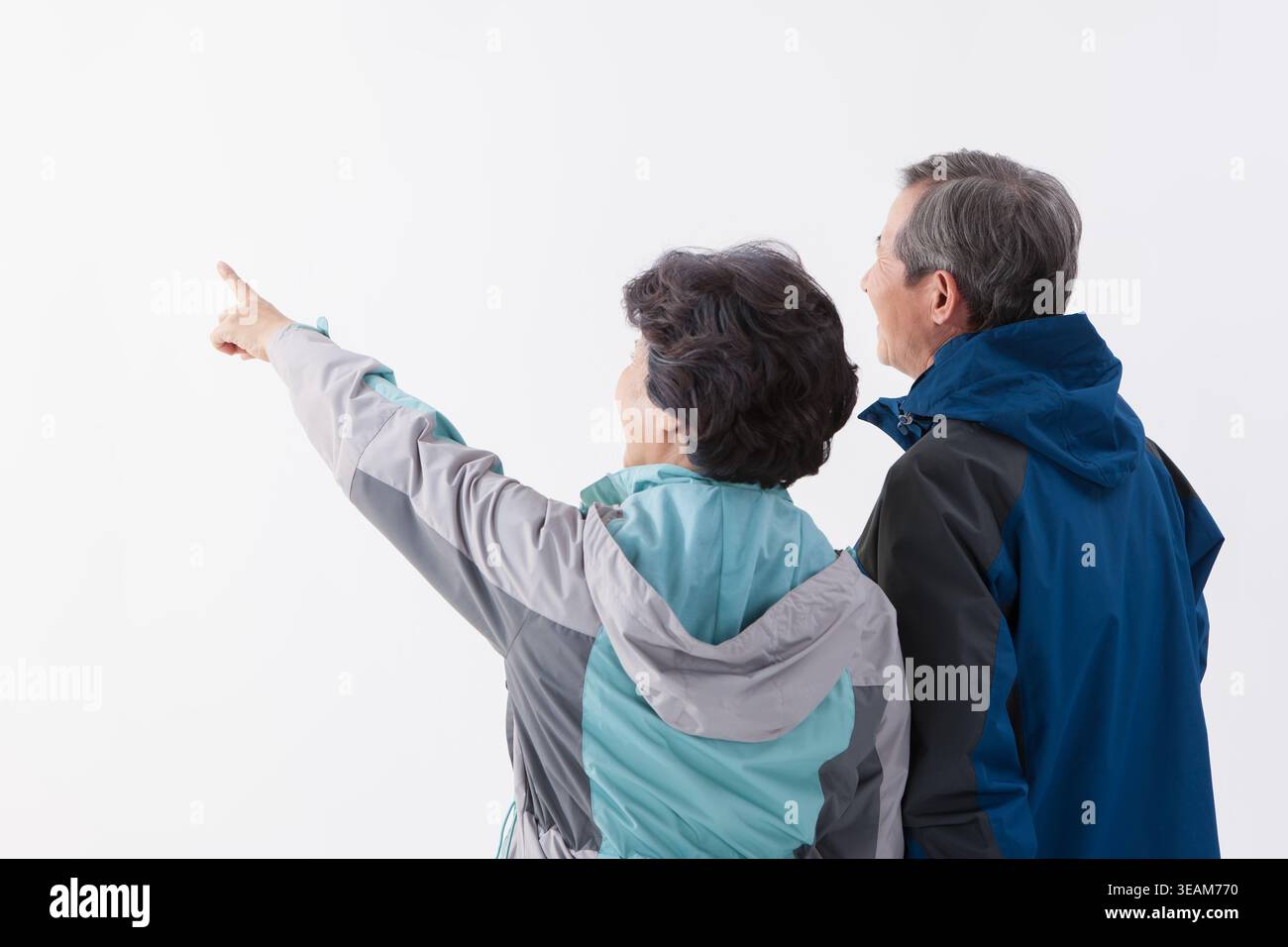 Una vecchia coppia guardando qualcosa Foto Stock