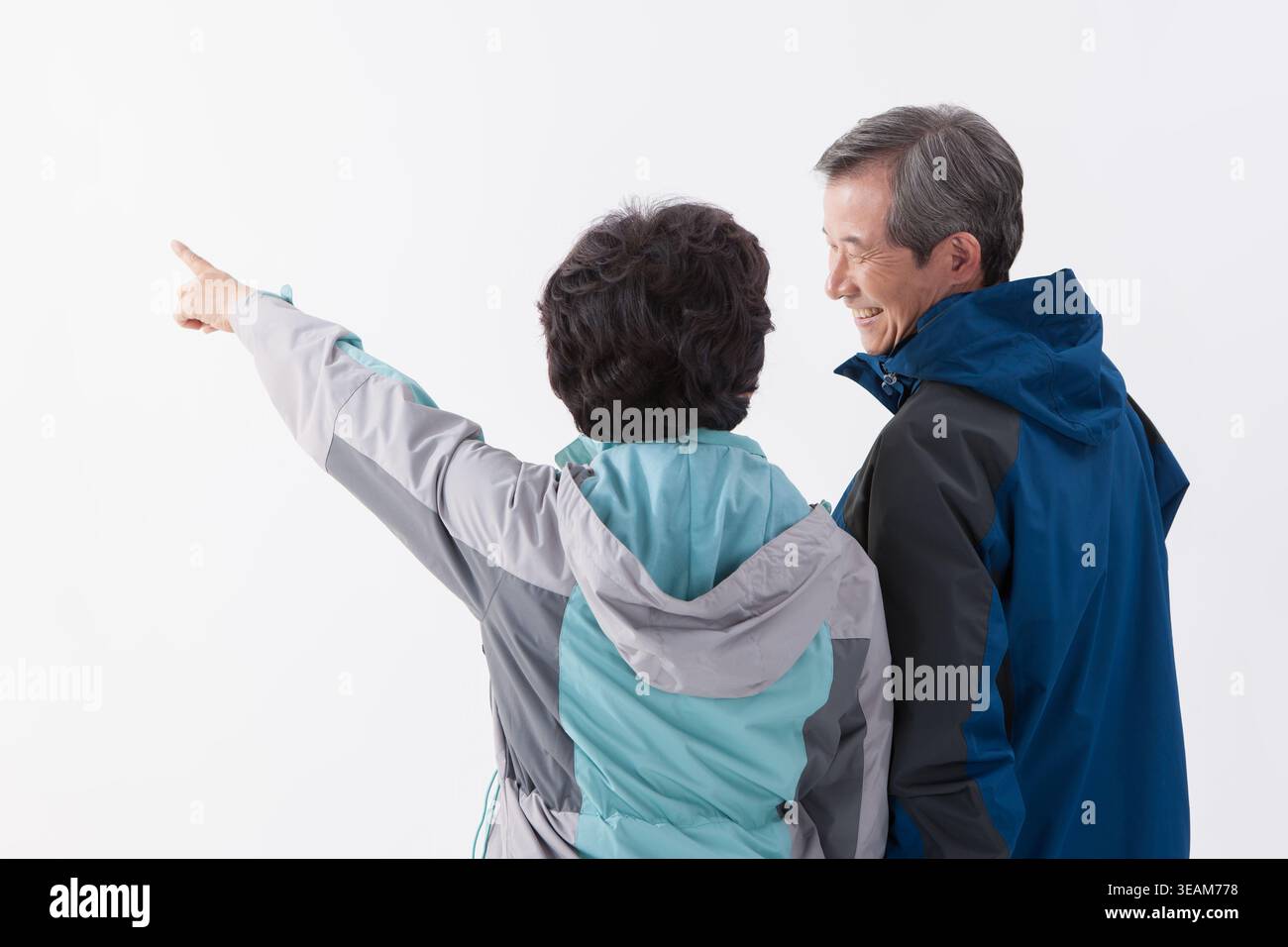 Una vecchia coppia guardando qualcosa Foto Stock
