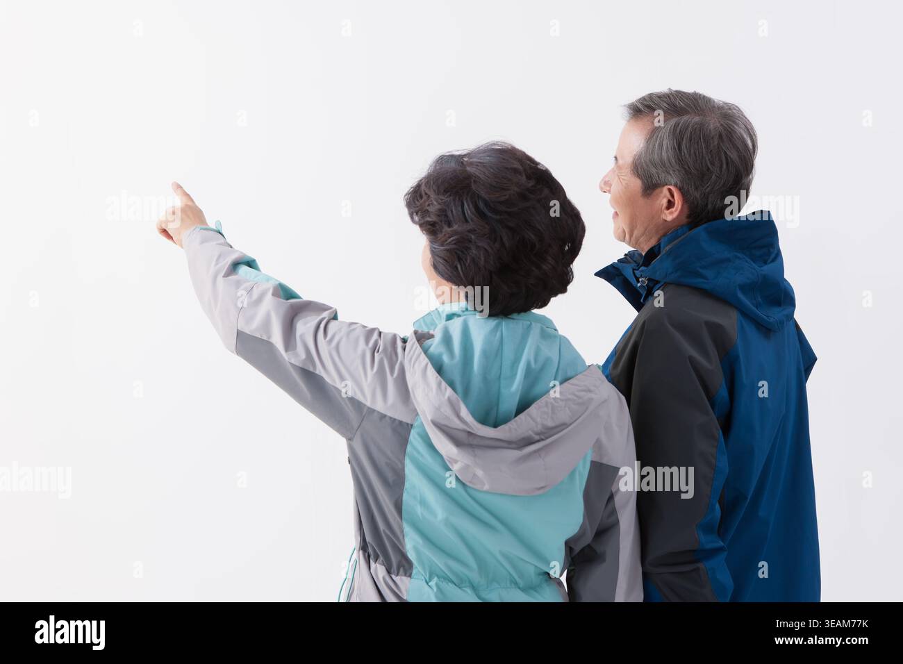Una vecchia coppia guardando qualcosa Foto Stock