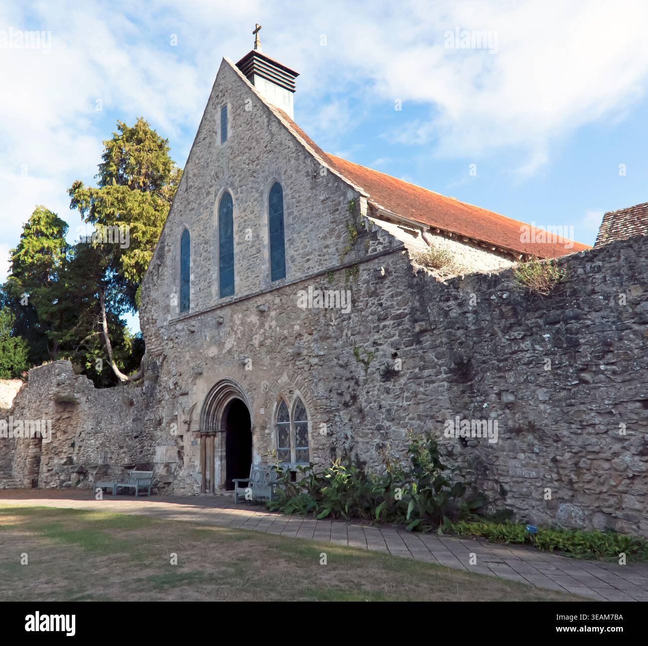 Vista esterna del Refettorio dei Monaci, ora chiesa parrocchiale, parte dei resti dell'abbazia di Beaulieu, Beaulieu, Hampshire, Inghilterra Foto Stock