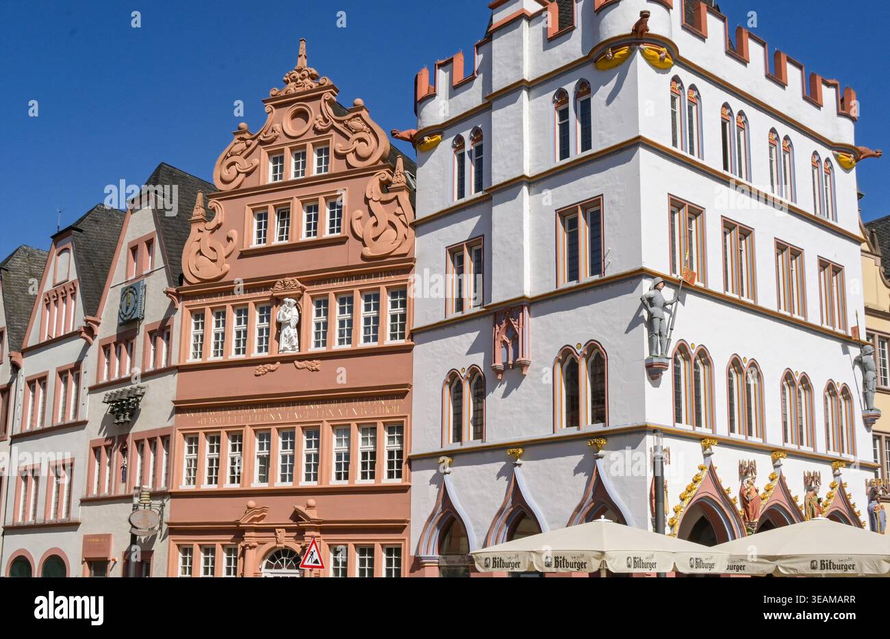 Treviri, Germania - 14 aprile 2026: Vecchi edifici con elementi decorativi nel centro commerciale di Treviri Foto Stock
