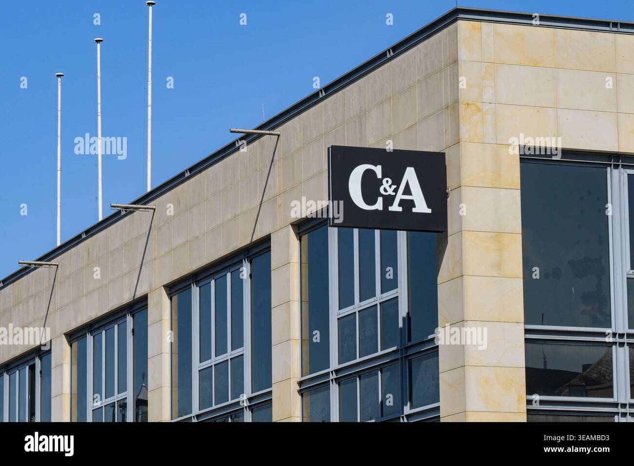 Treviri, Germania - 14 aprile 2026: Cartello in cima al grande magazzino C&A nel centro commerciale di Treviri. Foto Stock