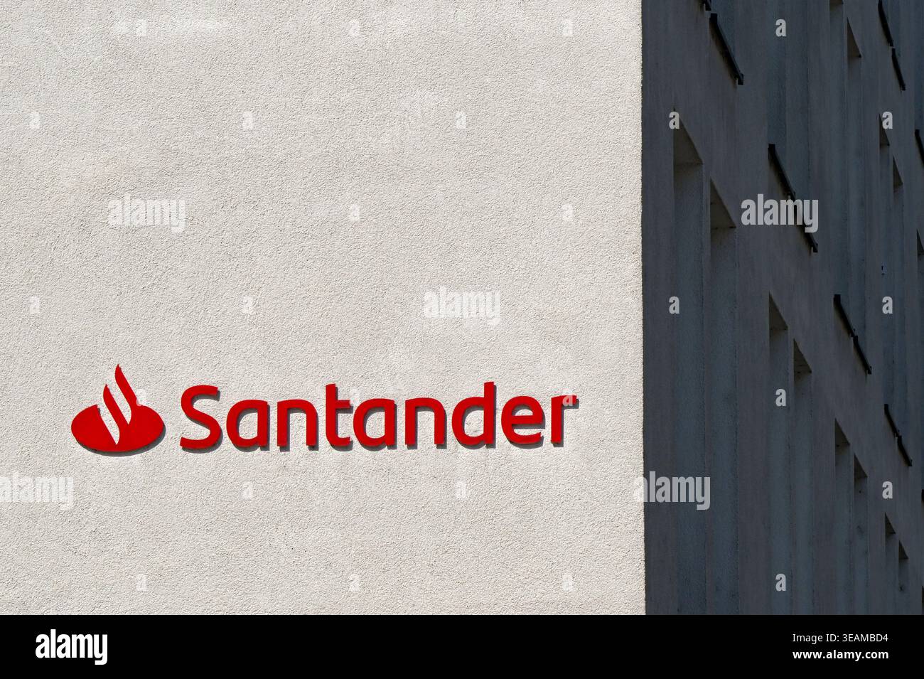 Treviri, Germania - 14 aprile 2026: Cartello sopra l'ingresso della filiale della Santander Bank nel centro commerciale di Treviri. Foto Stock