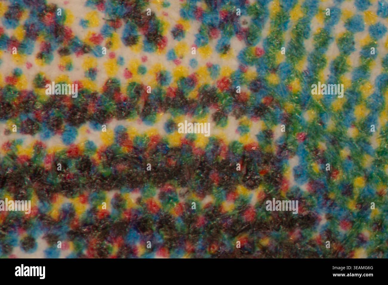 puntini colorati di colore durante la serigrafia sotto il microscopio Foto Stock