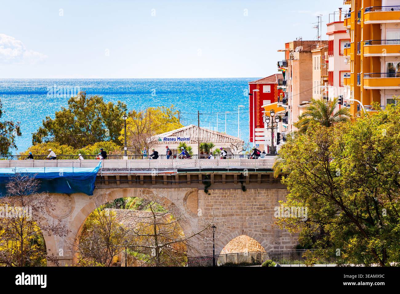 Un teleobiettivo che offre un dettaglio ravvicinato dell'interazione tra il ponte e le iconiche case sospese. I forti archi in pietra sotto f Foto Stock