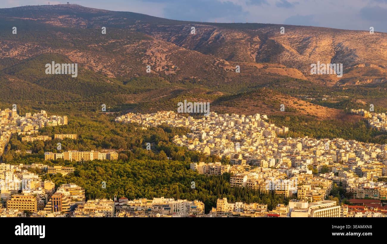 Il paesaggio urbano di Atene alla luce del sole che tramonta. Grecia Foto Stock