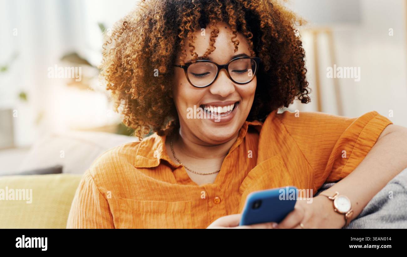 Sorridi, telefona e rilassati con una donna sul divano per app per incontri, social media e SMS. Sito Web di matchmaking, forum di relazioni online e. Foto Stock