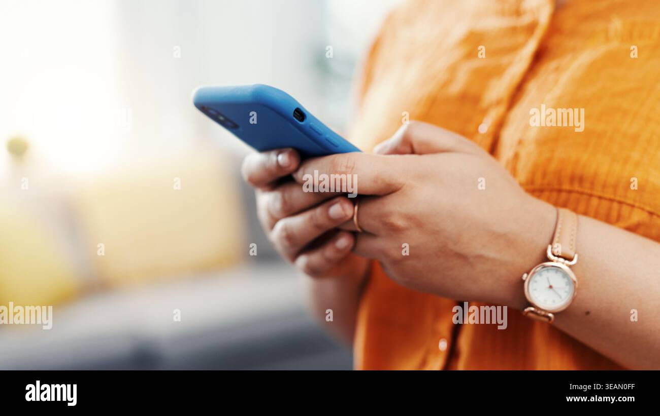 Digitazione, telefono e mani con la donna a casa per l'app per appuntamenti, social media e messaggi di testo. Sito Web di matchmaking, forum di relazioni online e. Foto Stock