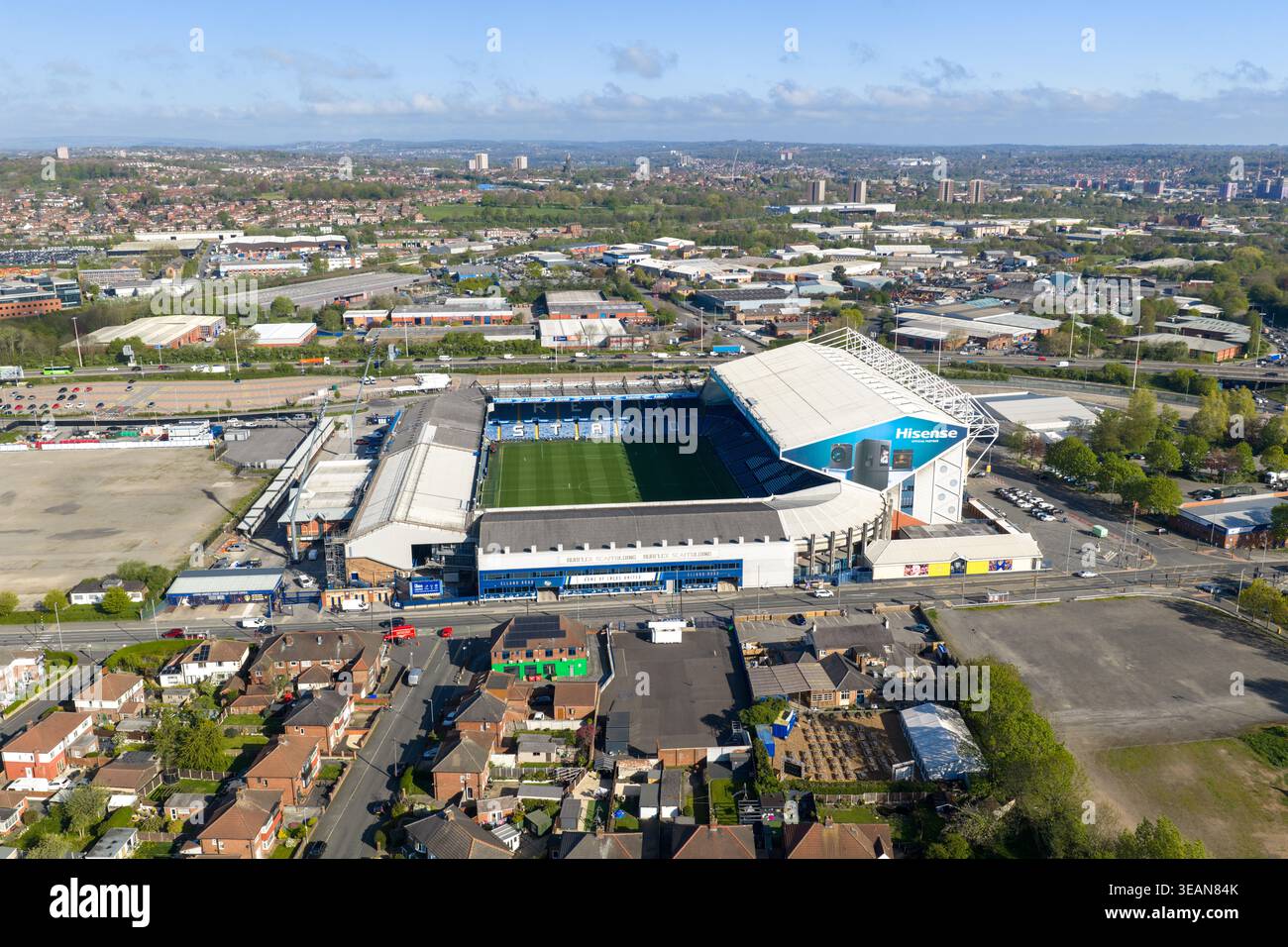 Leeds UK, 22 aprile 2026: Foto aerea dello stadio Elland Road di Leeds che mostra il Leeds United Ground con abitazioni circostanti e buil industriale Foto Stock