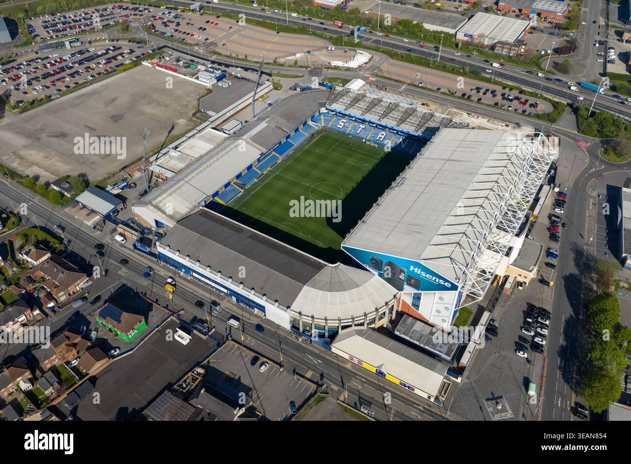 Leeds UK, 22 aprile 2026: Foto aerea dello stadio Elland Road di Leeds che mostra il campo da calcio del Leeds United con posti a sedere e surro Foto Stock