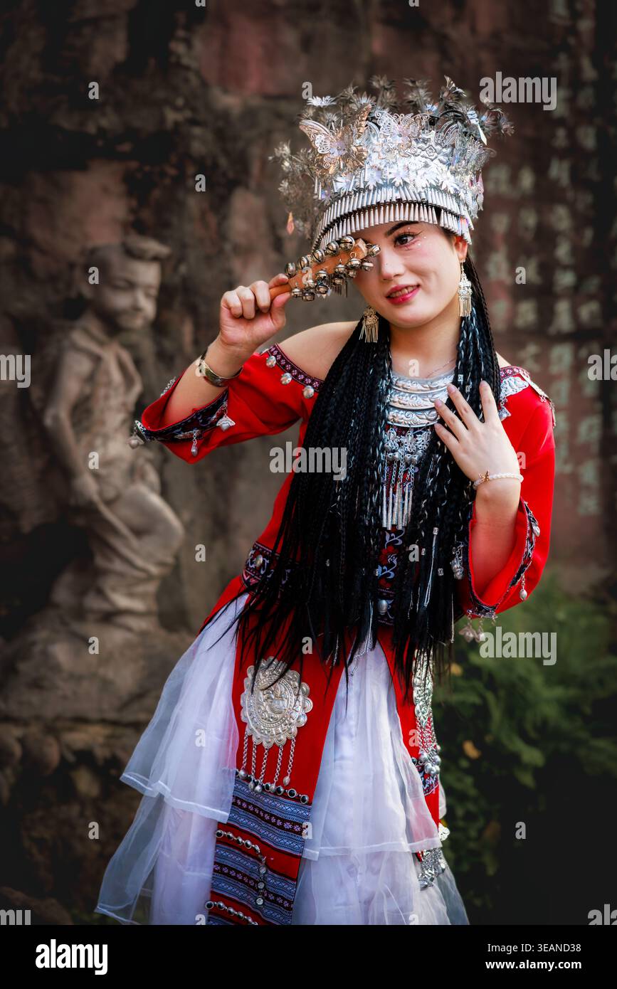 Donna cinese più giovane vestita con abiti etnici, Chongqing, Cina Foto Stock