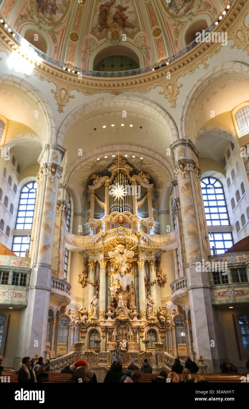 Splendida vista interna della Frauenkirche di Dresda con parte del soffitto a cupola visibile, che mostra i visitatori che ammirano l'altare maggiore barocco riccamente dorato... Foto Stock