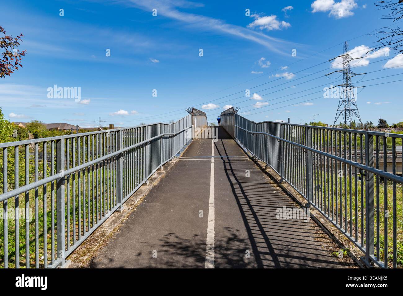 Un ponte sopra i binari ferroviari, Kent, Regno Unito Foto Stock