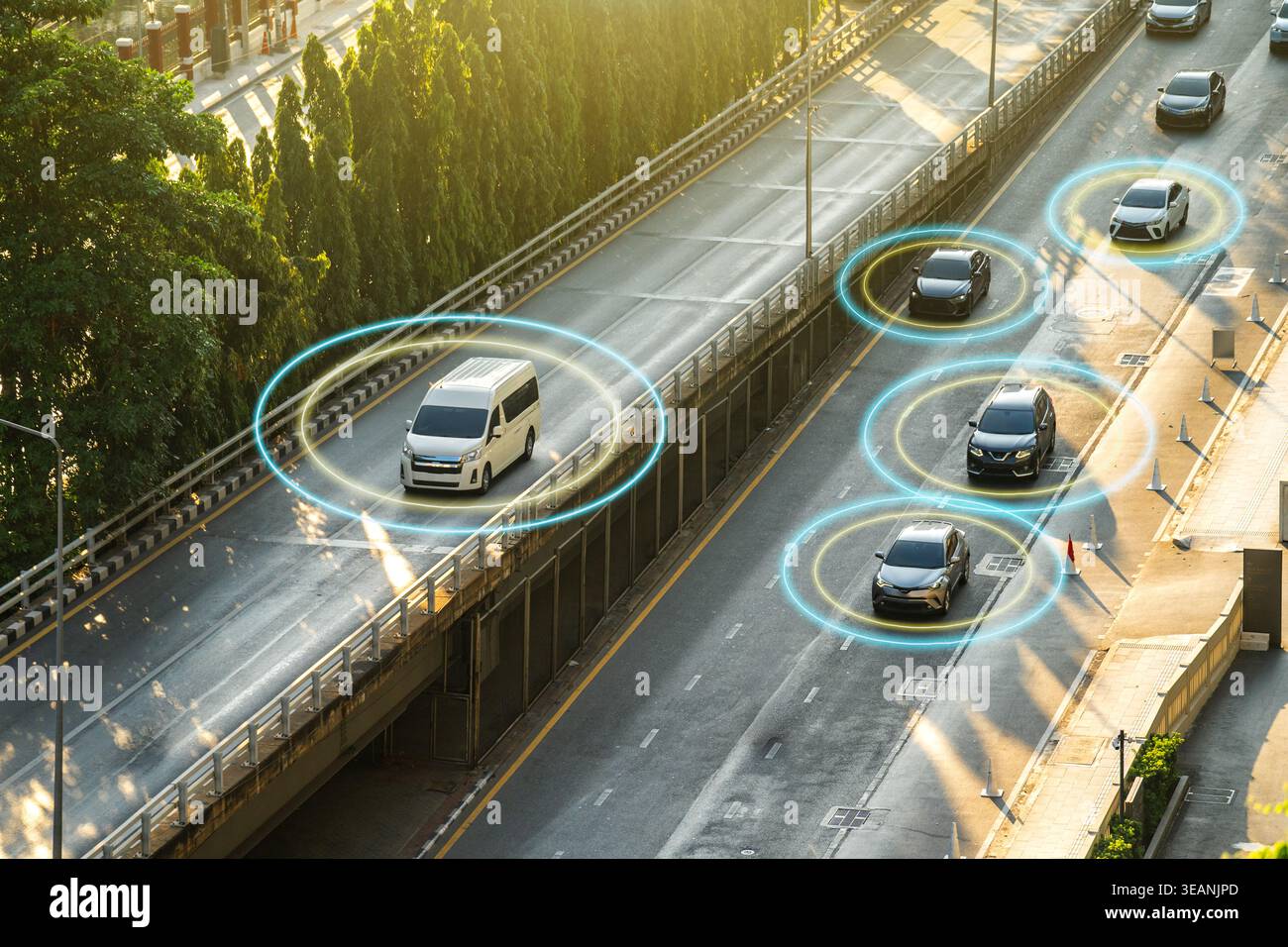 Navigazione satellitare per auto. Le auto stanno guidando lungo la strada. Grande incrocio stradale. Le linee collegano le auto in movimento. Tecnologia di navigazione satellitare concettuale. Monitoraggio veicolo Foto Stock