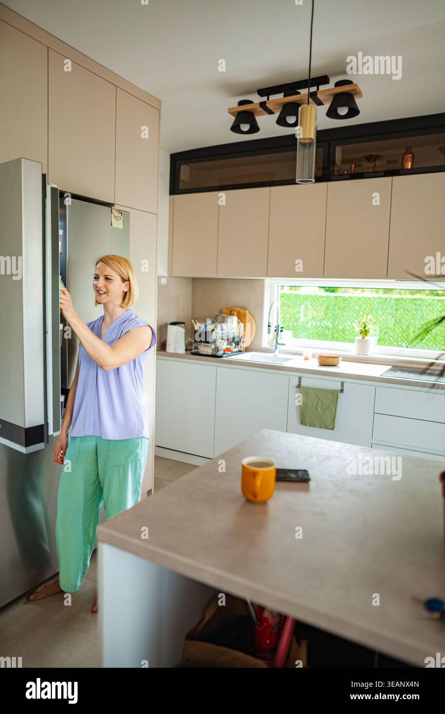 Godetevi un momento in una cucina moderna con arredi luminosi Foto Stock