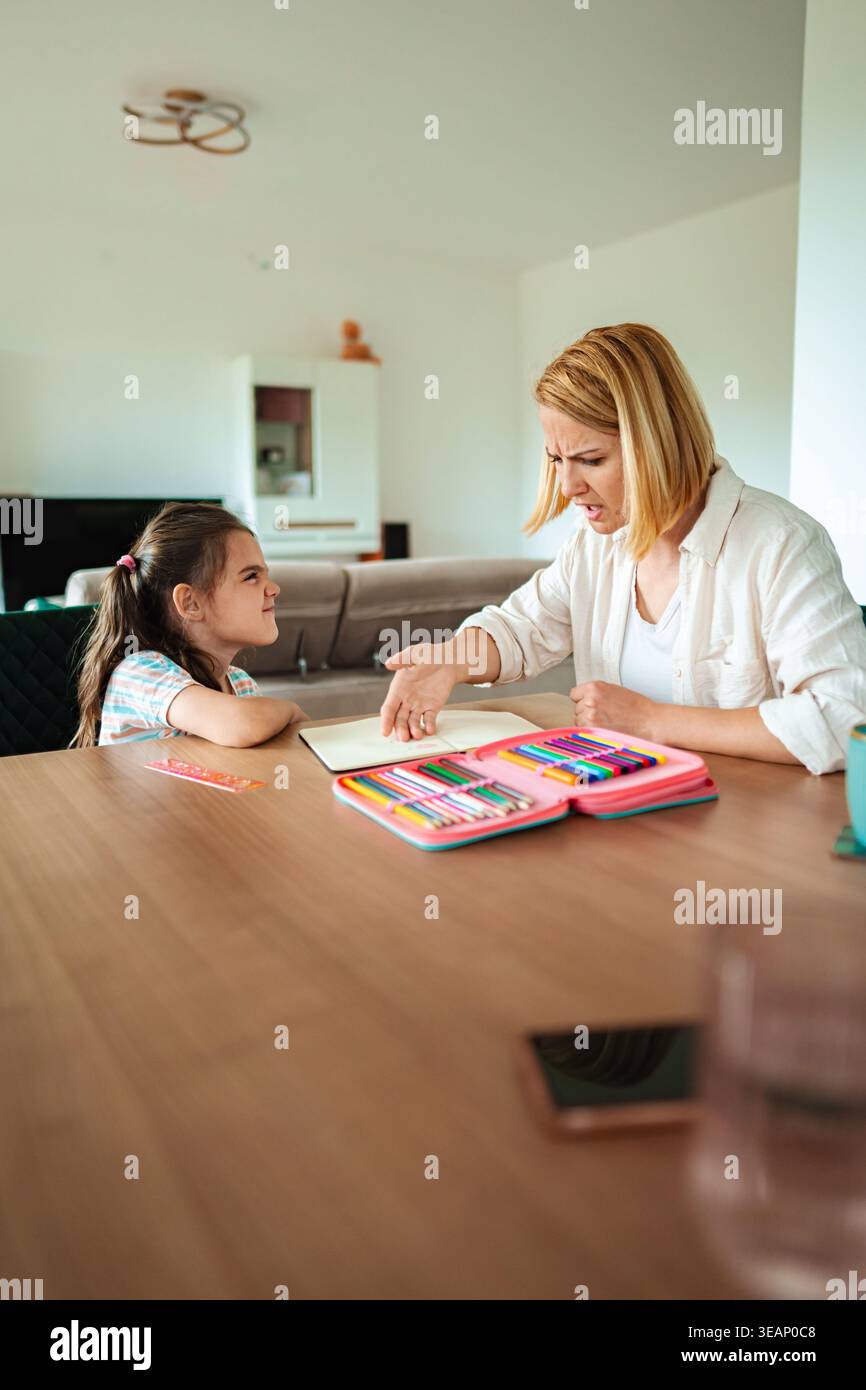 Madre-figlia che si legano attraverso l'apprendimento a casa Foto Stock