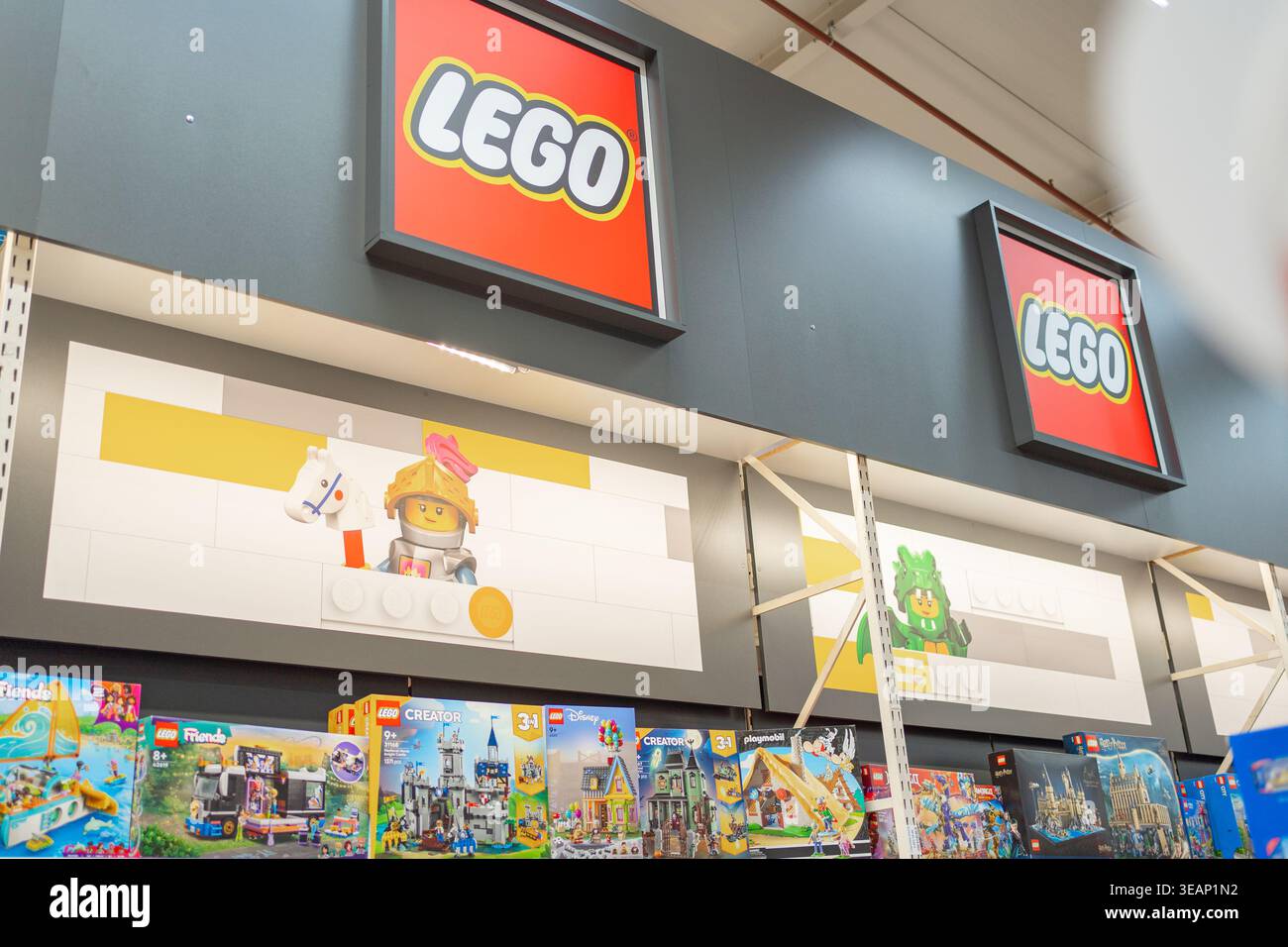 Bad Hersfeld, Germania, 04.21.2026: Ampia vista dell'interno del negozio di giocattoli con scaffali e prodotti. Concetto di vendita al dettaglio e shopping. lego Foto Stock