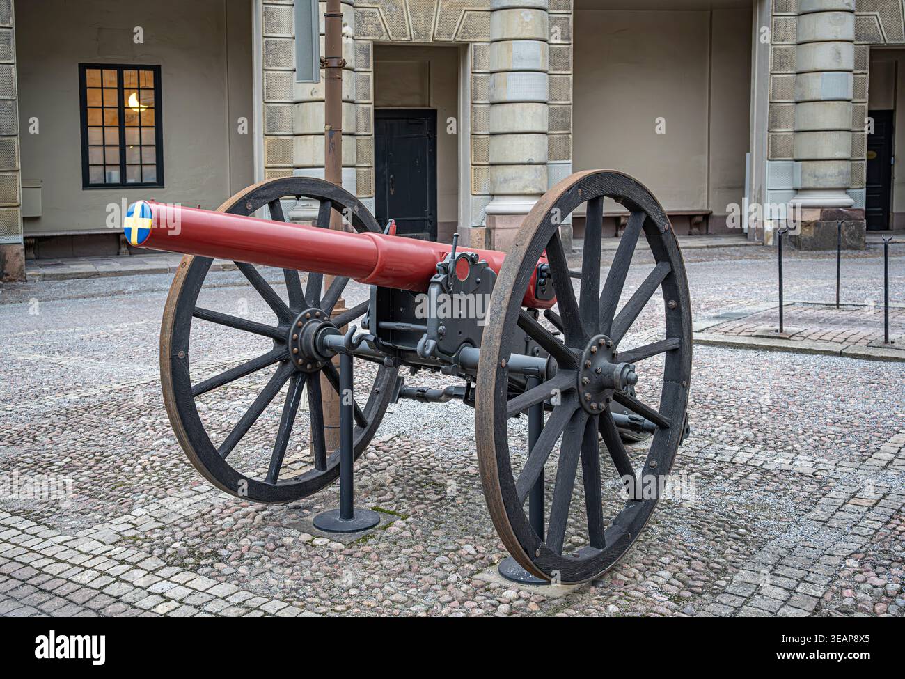 Uno storico cannone rosso svedese. Foto Stock