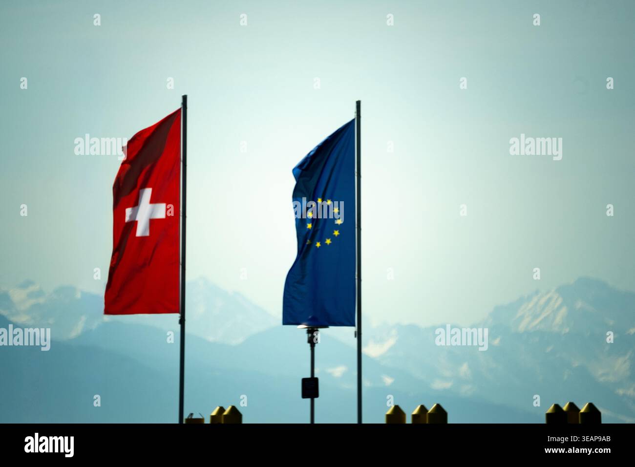 Ondeggiare le bandiere della Svizzera e dell'Unione europea sul lago di Costanza nell'aprile 2026 Foto Stock